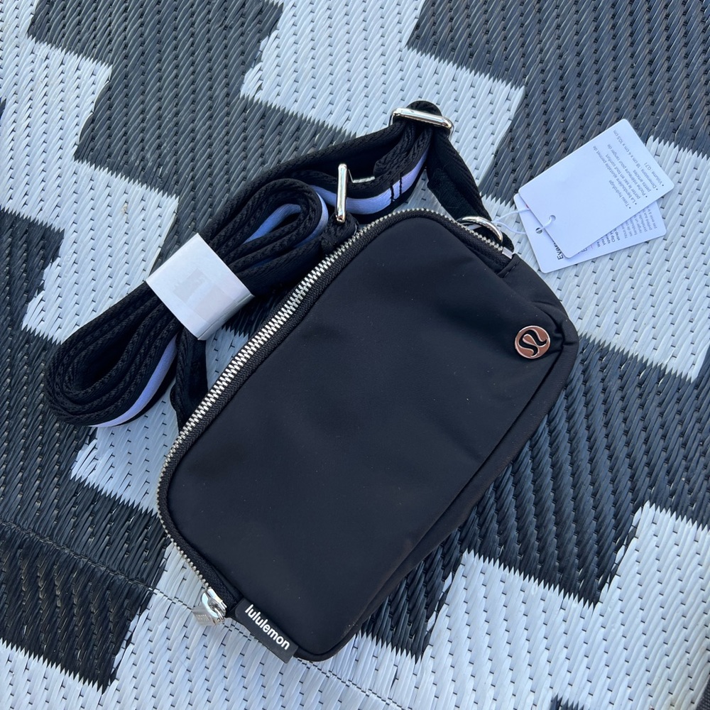 Lululemon everywhere belt bag • NWT • bought new! Never used! •black•